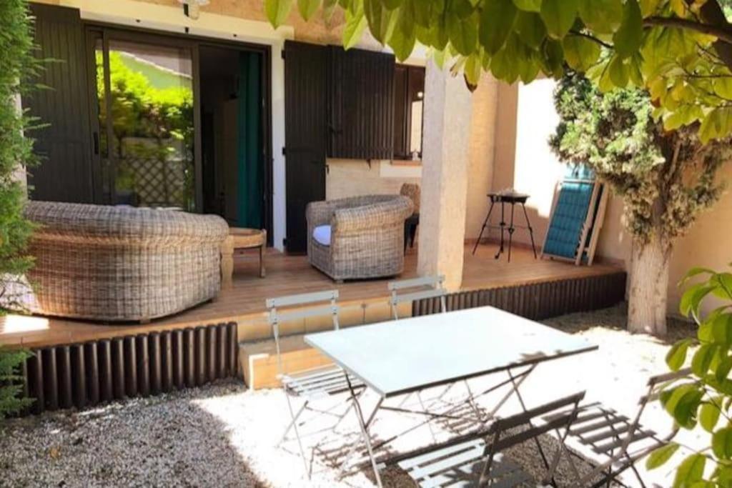 דירות איל-סור-לה-סורג Cocoon'Isle - Jardinet- Jacuzzi מראה חיצוני תמונה